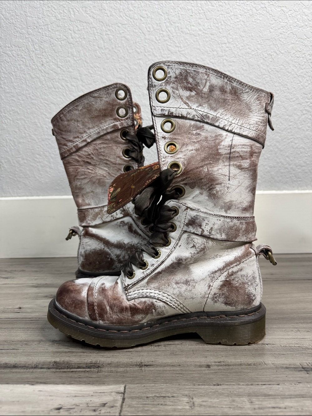 NWT DR MARTENS TRIUMPH 1914 BROWN MASSAI VICTORIAN FLORAL FOLD OVER COMBAT BOOTS - Picture 8 of 15